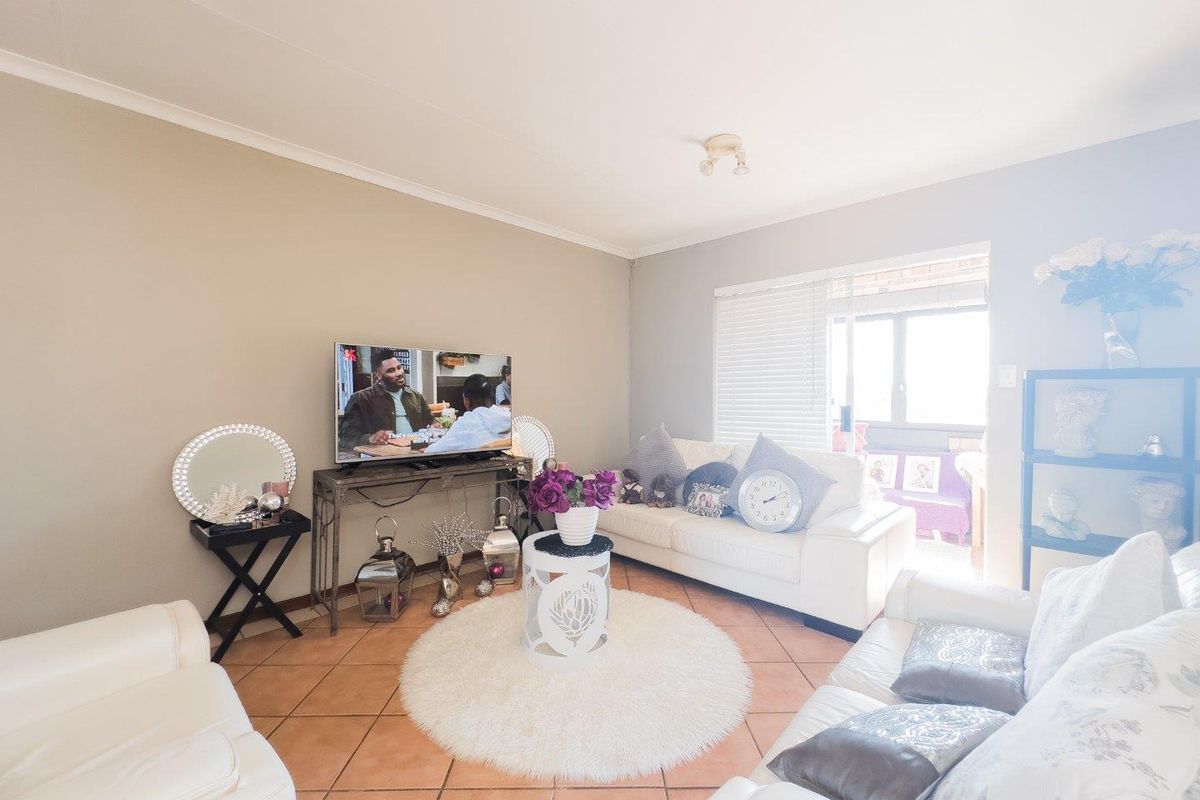 2 Bedroom Townhouse with en-closed balcony - Photo 5