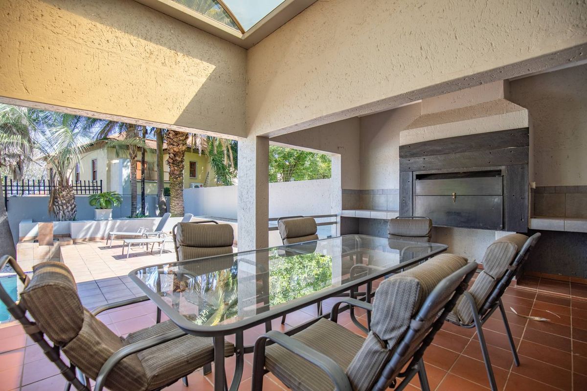 Magnificent 3 bedroom furnished Property in Waterkloof Ridge!  Ideal for an Embassy or Executive. - Photo 5