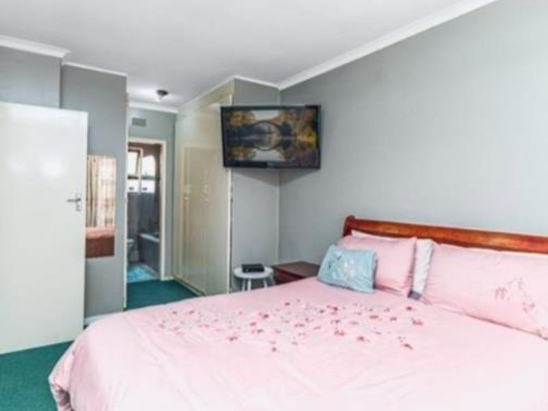 Spacious Family Home in Prime Location - Photo 8