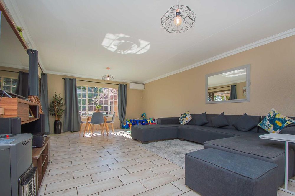 Expansive lounge dining