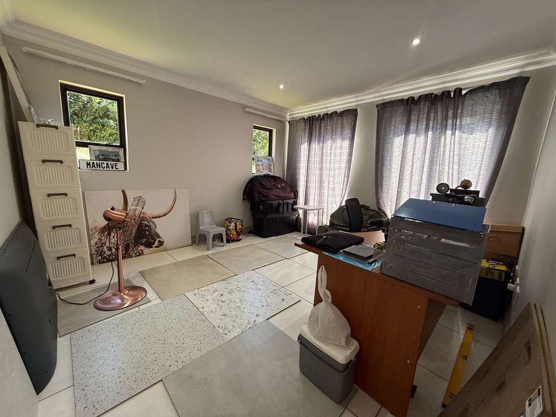 4 Bedroom, 1 Study, Servants Q, Double garages in Newmark Estate - Photo 8