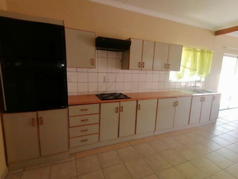 FOR SALE: 4 bedrooms house for sale in Gobabis, Extension 3, Selling price N$1,745 million cost excluded, Erf size 1573 m2 - Photo 3