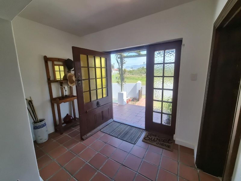 Charming Thatched Home with Ocean & Mountain Views! - Photo 2