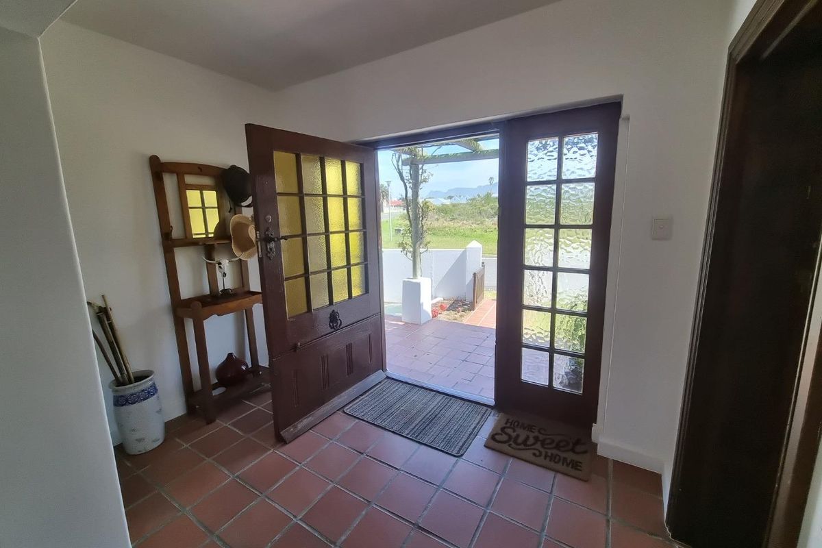 Charming Thatched Home with Ocean & Mountain Views! - Photo 2