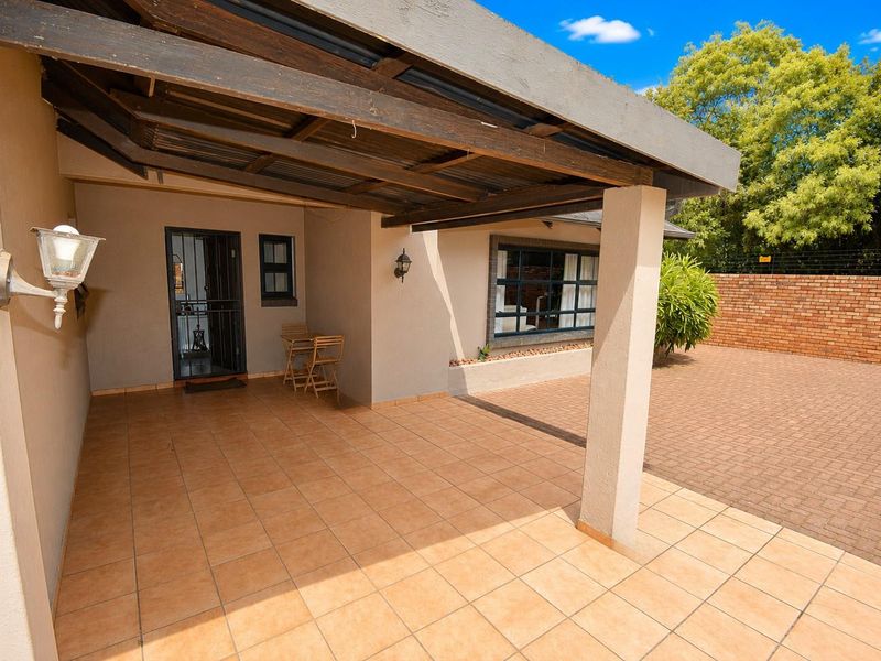 Spacious Family Home with Modern Comforts and Exceptional Entertaining Areas - Photo 3