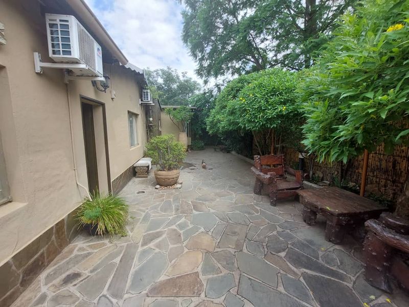 **Charming Guesthouse for Sale in Suiderhof, Windhoek** - Photo 8