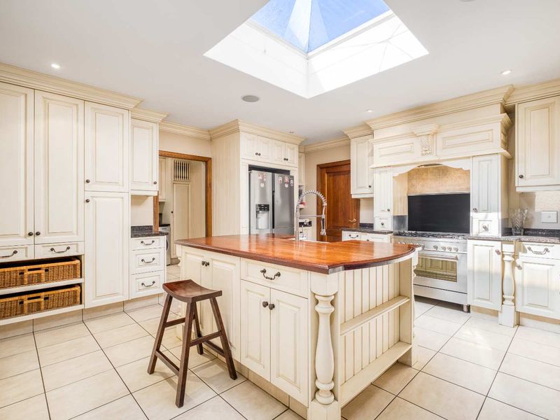 SPACIOUS 3 BED 3 BATH IN DAINFERN RIDGE - Photo 5