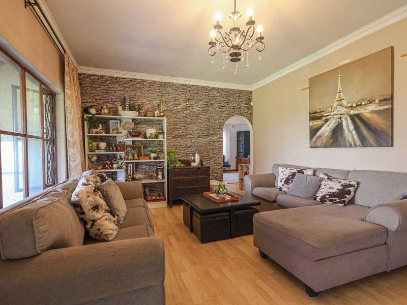 Spacious Family Home on 2303m2 | 4 Beds | Flat Land | Entertainer’s Dream! - Photo 4