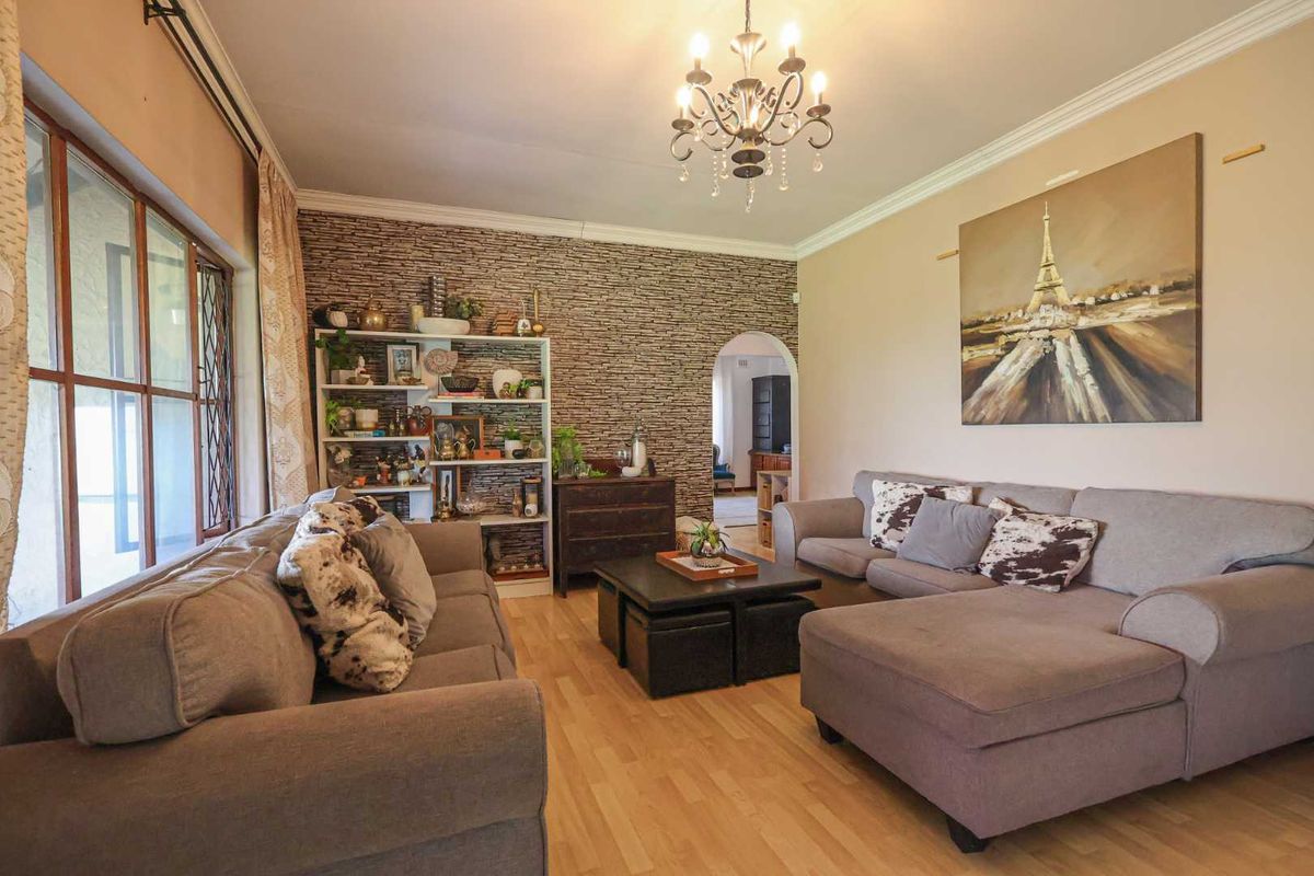 Spacious Family Home on 2303m2 | 4 Beds | Flat Land | Entertainer’s Dream! - Photo 4