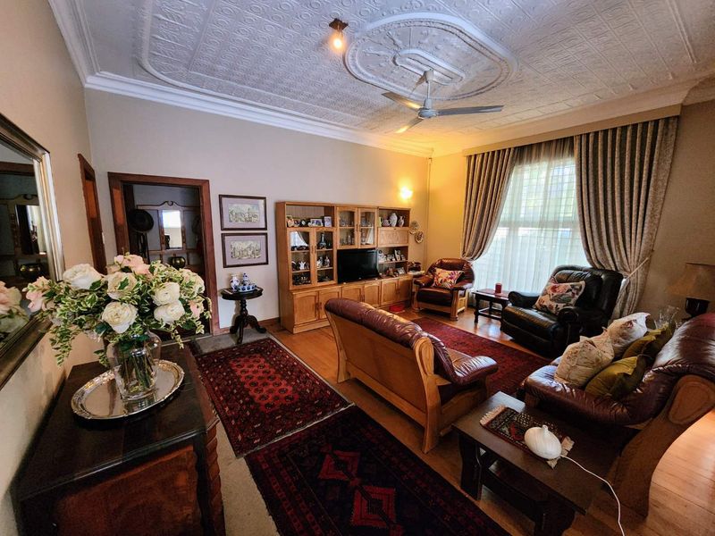 Charming Riviera Classic with Large Established Garden - Photo 2