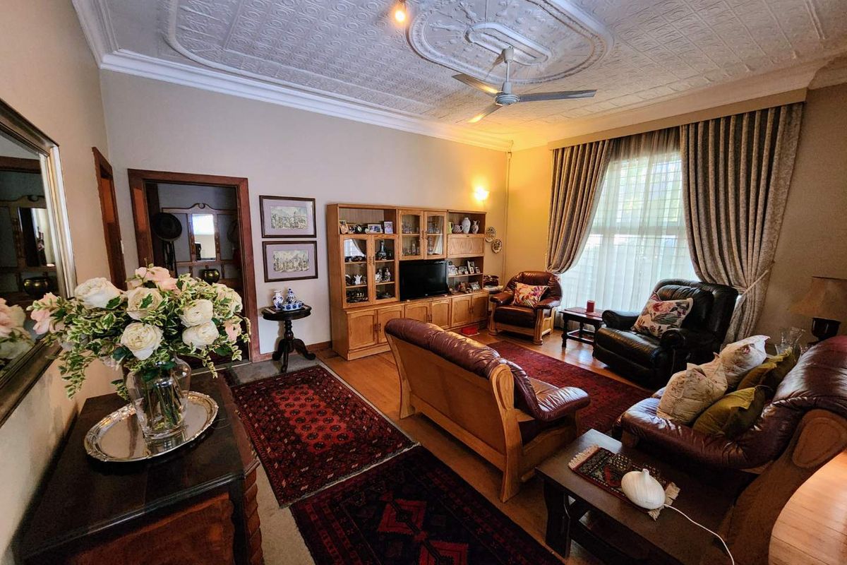 Charming Riviera Classic with Large Established Garden - Photo 2