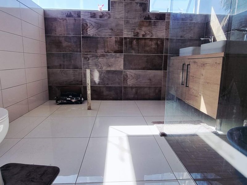 Cimbebasia 3 bedroom house with flat - Photo 6