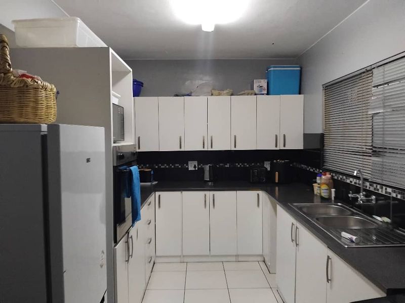 FOR SALE: 3 bedrooms apartment for sale in Koch Properties, CBD, Walvis Bay, Selling price N$1,100,000 cost excluded - Photo 2