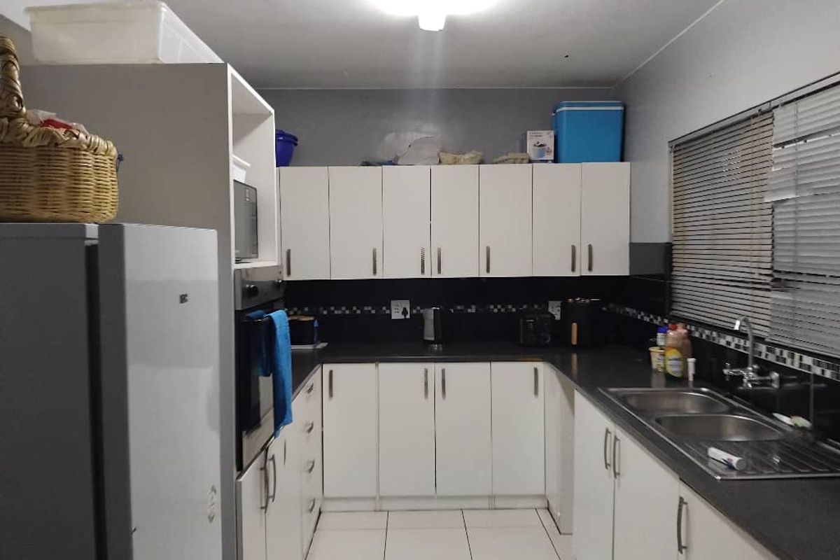 FOR SALE: 3 bedrooms apartment for sale in Koch Properties, CBD, Walvis Bay, Selling price N$1,100,000 cost excluded - Photo 2
