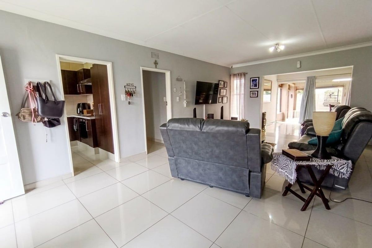 Modern Family Home with Entertainment Area & Pool in Prime Verwoerdpark Location - Photo 5