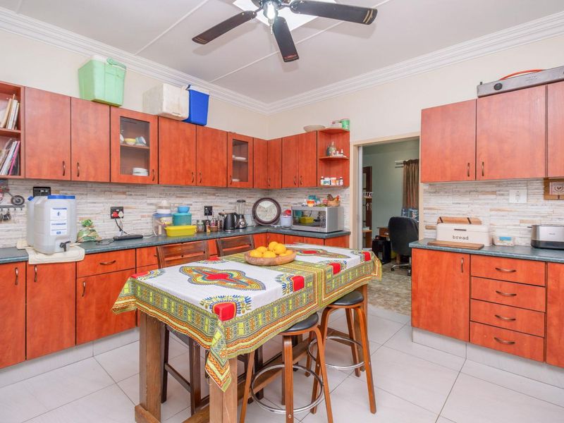 Large family Home in move in condition. - Photo 10
