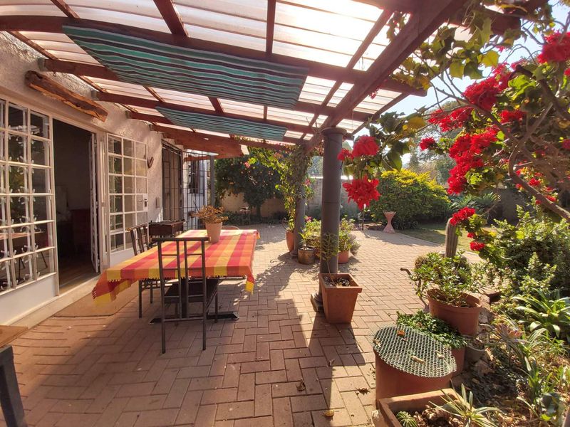 Charming 3 bedroom 2 bath in Riviera - Photo 2