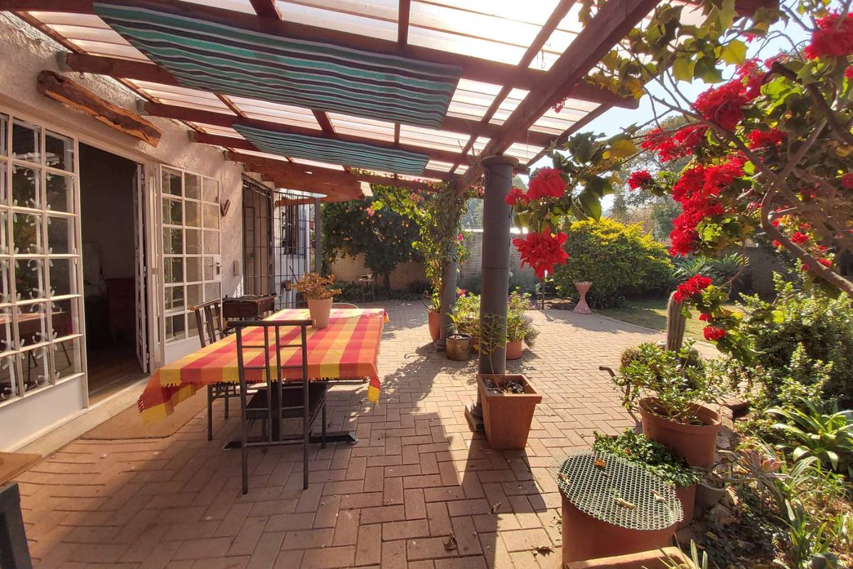 Charming 3 bedroom 2 bath in Riviera - Photo 2