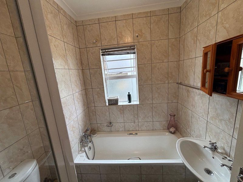 Modern 3-bedroom apartment offering strong rental returns in one of - Photo 4