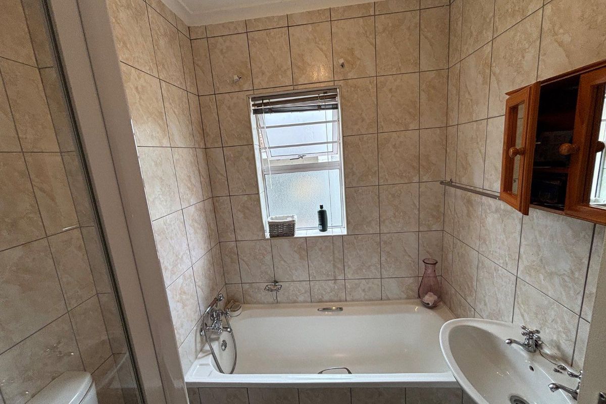Modern 3-bedroom apartment offering strong rental returns in one of - Photo 4