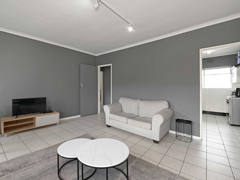 Spacious Two-Bedroom Apartment with Parking Bay - Photo 7