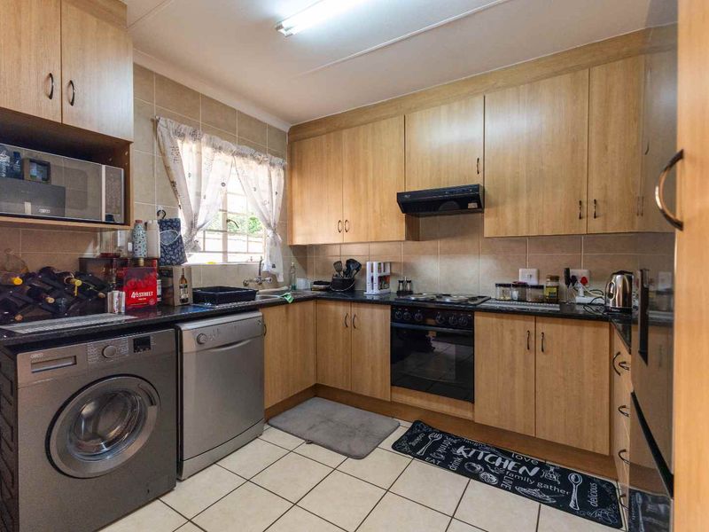 Beautiful 3-Bedroom Townhouse with a Stunning Garden - Photo 8