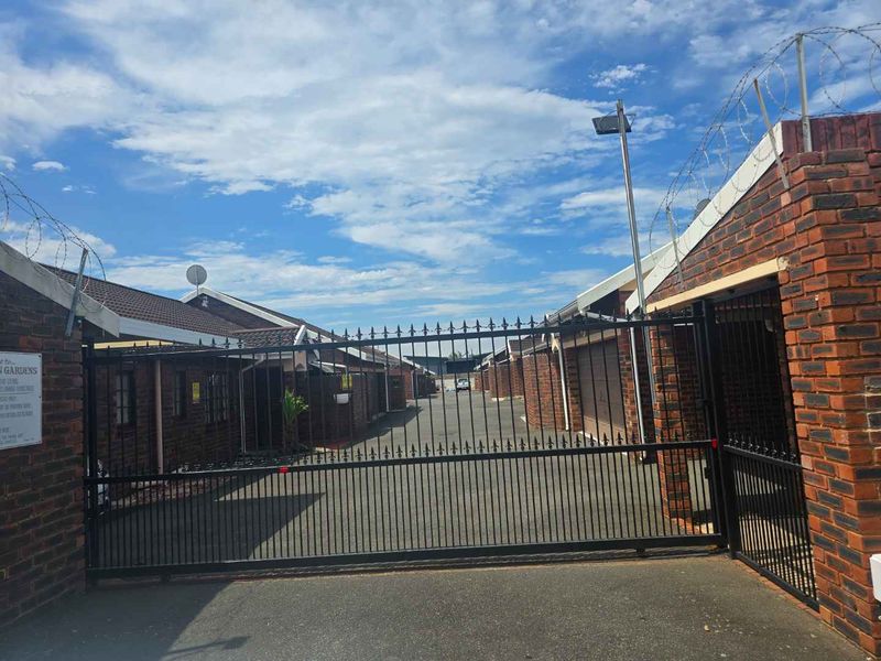 Secure 2 Bedroom Townhouse with Double Garage and Private Pool in Malvern - Photo 6