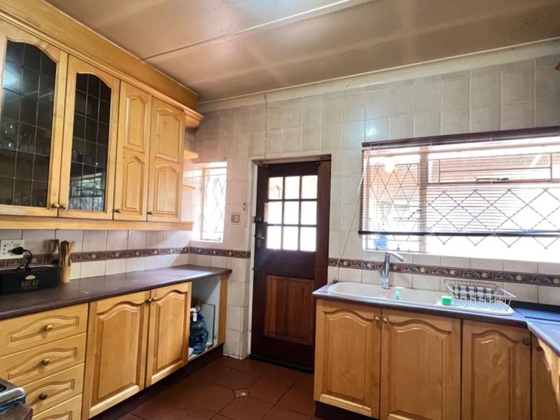 Prime Location Gem: Your Dream Family Home Awaits!" - Photo 8