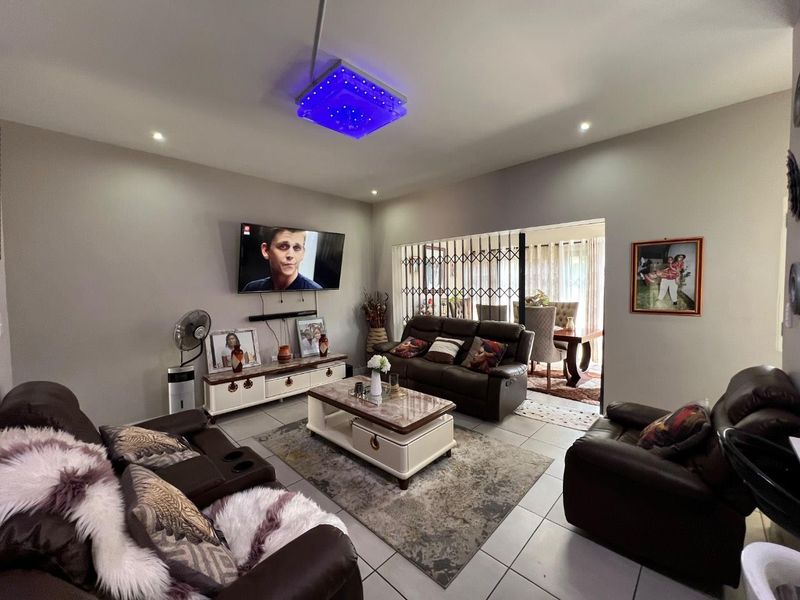 Delightful Semi-Detached Townhouse in a Sought-After Location - Photo 8