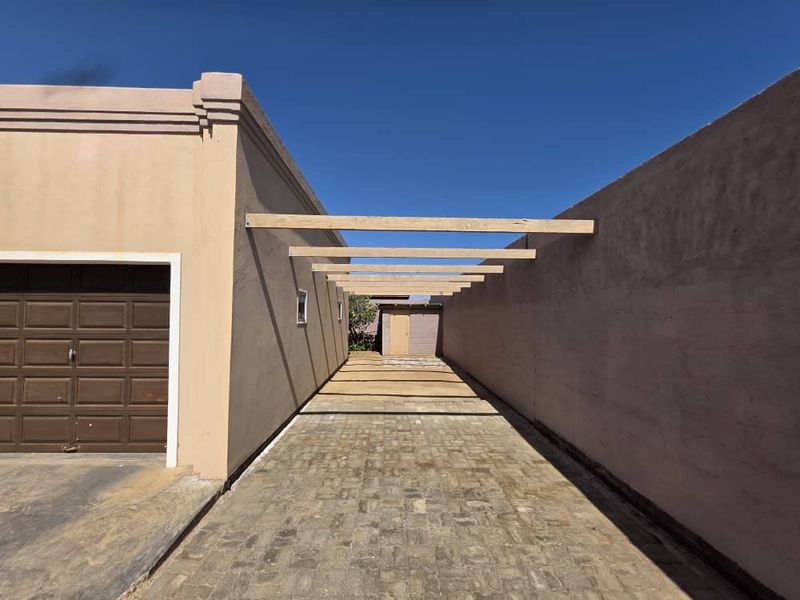 Massive 4-bedroom, 3-bathroom house for sale in Henties Bay Noord Buin - Photo 5