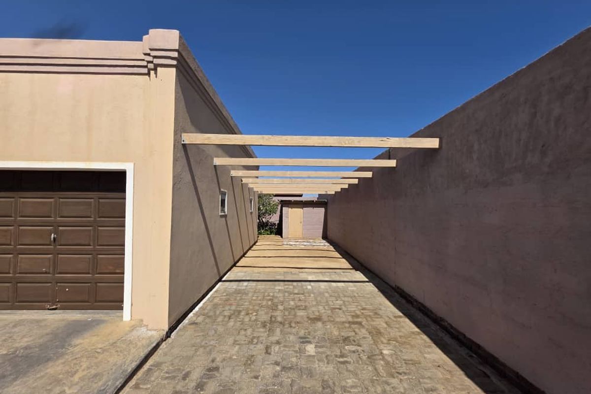 Massive 4-bedroom, 3-bathroom house for sale in Henties Bay Noord Buin - Photo 5