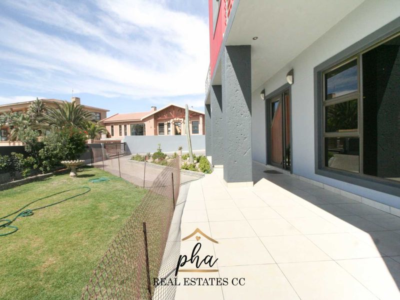 Huge Family Home For Sale in Swakopmund, Ocean View - Photo 4