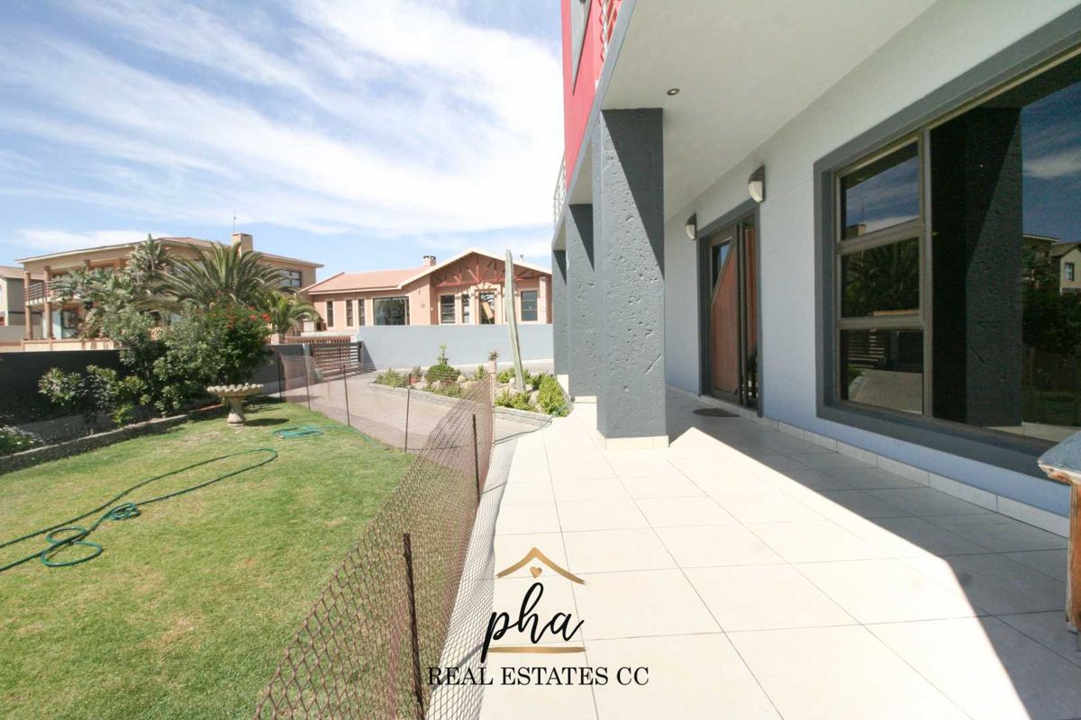 Huge Family Home For Sale in Swakopmund, Ocean View - Photo 4