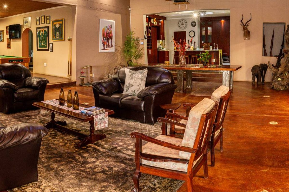 FOR SALE- BEAUTIFUL SMALL HOLDING IN BRAKWATER, WINDHOEK, NAMIBIA.(HAS GREAT POTENTIAL TO APPLY FOR B&B AND DAY TO DAY ACCOMMODATION) - Photo 2