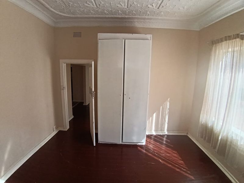 Charming 2 bedroom home with 3 cottages in quiet secure area - Photo 6