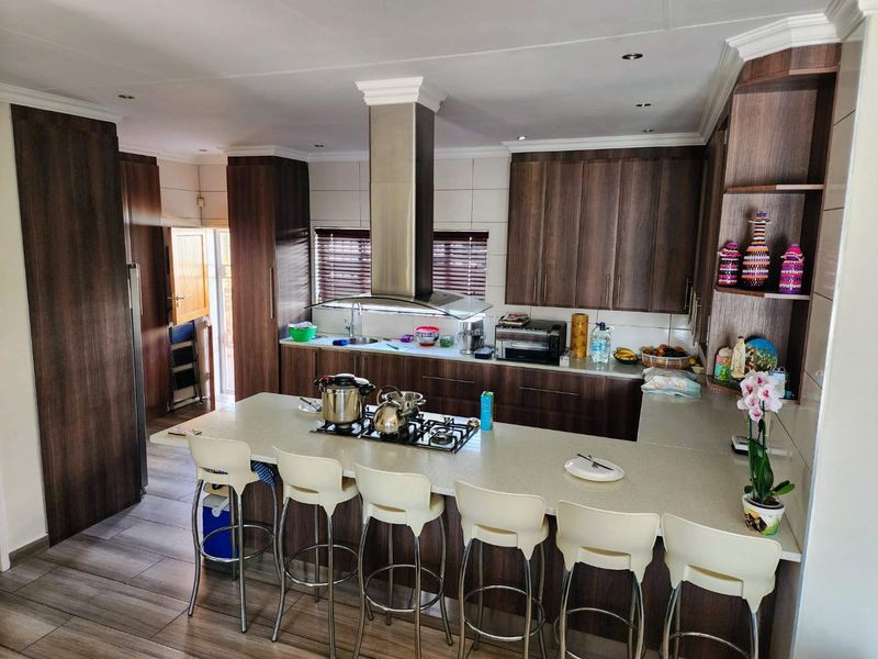 Expansive Multi-Generational Estate with Off-Grid Capability - Photo 4