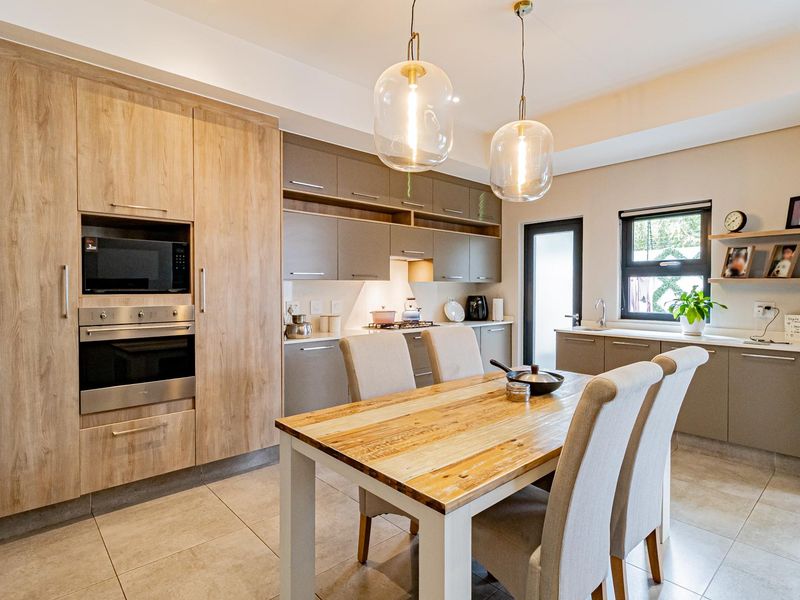 Charming 3 Bedroom Home in a Sought-After Complex in Bryanston - Photo 5