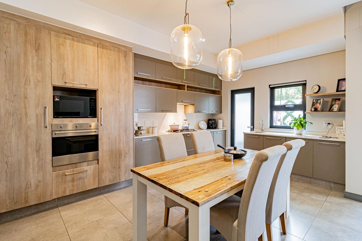 Charming 3 Bedroom Home in a Sought-After Complex in Bryanston - Photo 5