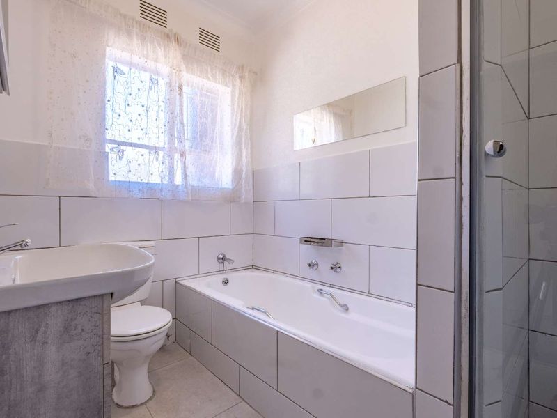 Parkrand "Renovated Kitchen & Baths in Spacious Family Retreat in semi enclosed area! - Photo 8