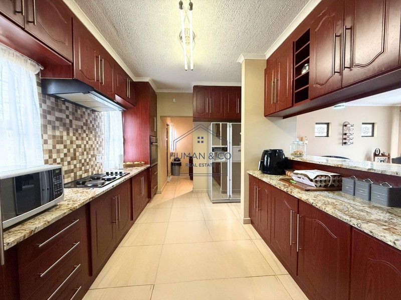 Modern Family Home in Fairway Estate - Photo 6