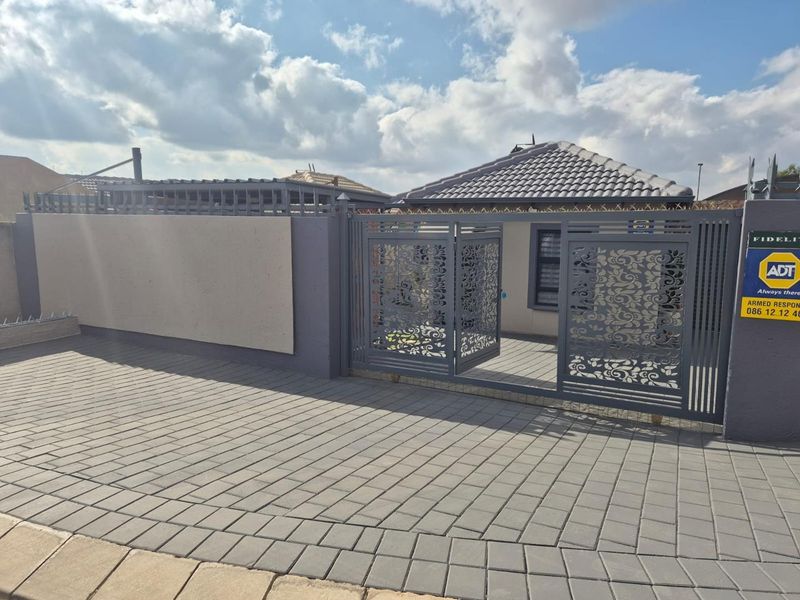 Clayville - R 1 180 000 Lovely Family Home - Photo 2