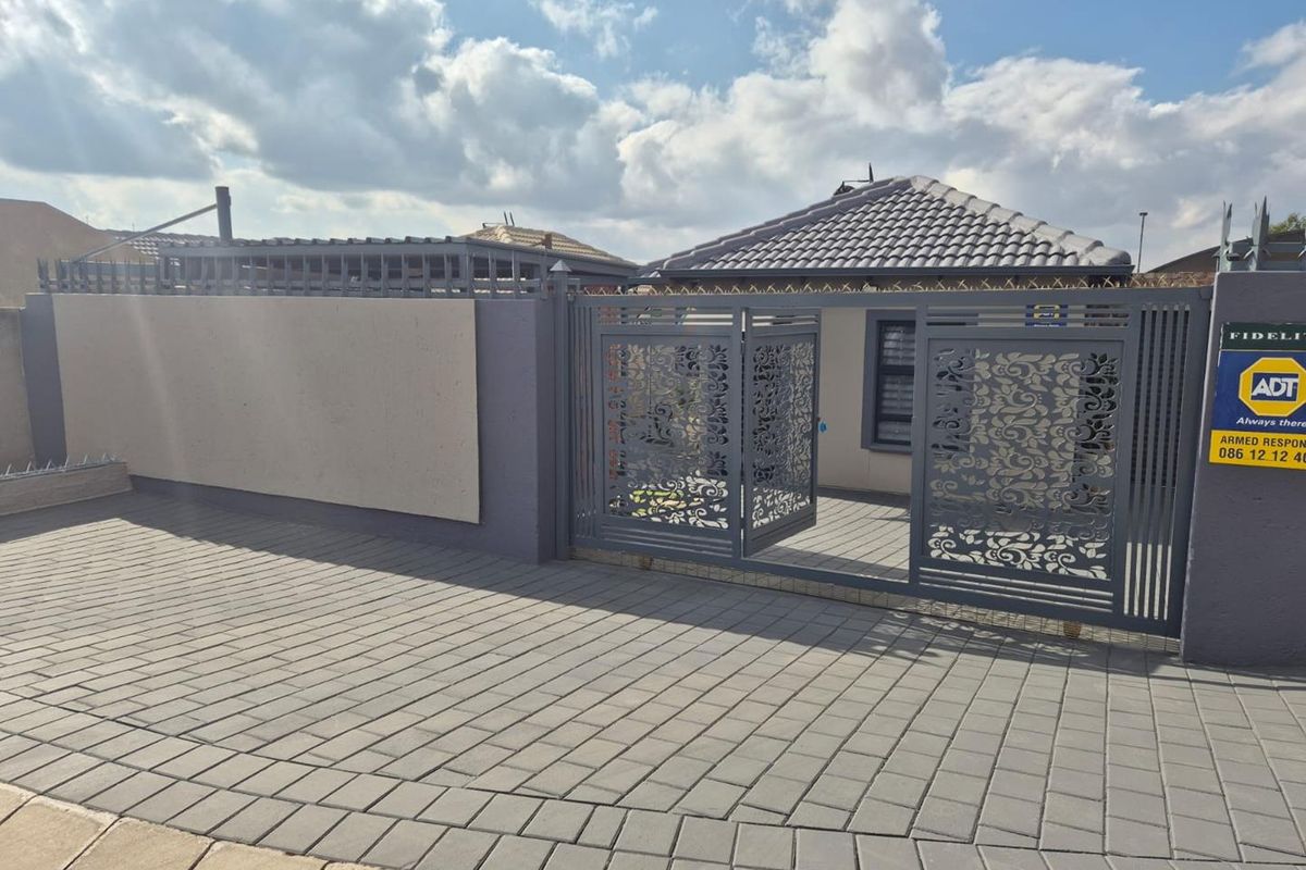 Clayville - R 1 180 000 Lovely Family Home - Photo 2