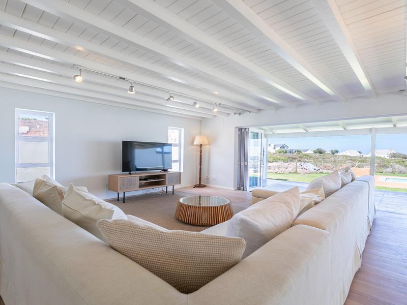 Stylish West Coast Home at the Sea - Photo 2