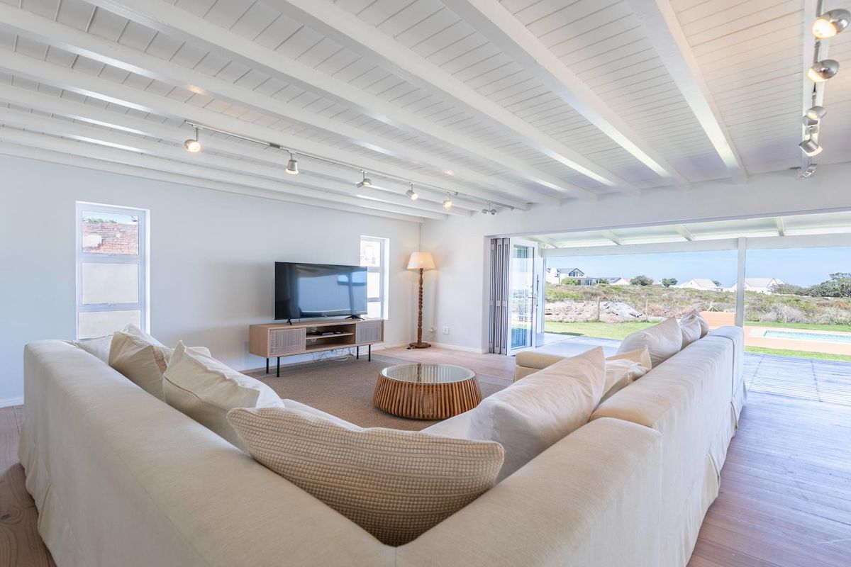Stylish West Coast Home at the Sea - Photo 2