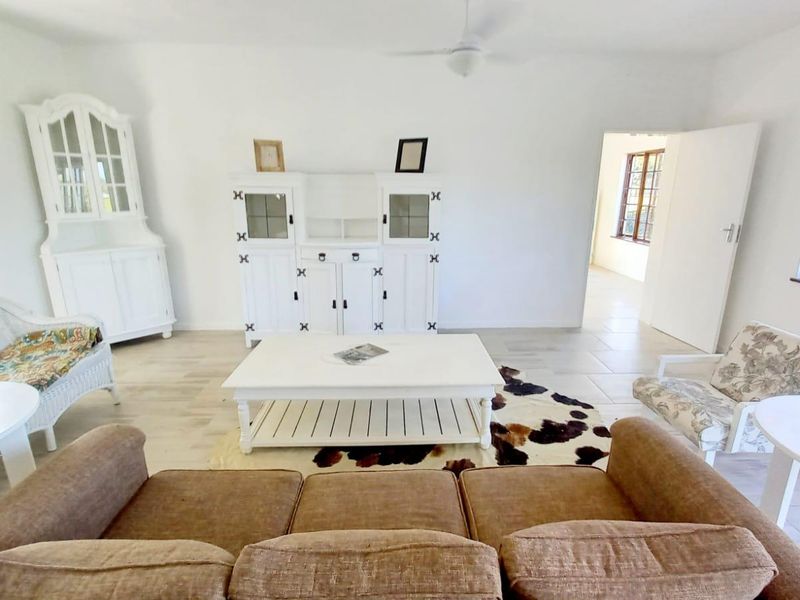Ultra-spacious,upmarket and elegantly furnished 1 Bed ground floor apartment inclusive of Lights and Water - Photo 3