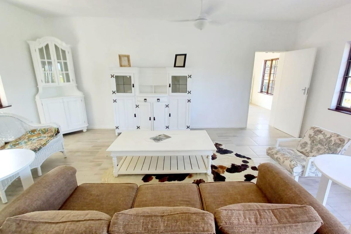 Ultra-spacious,upmarket and elegantly furnished 1 Bed ground floor apartment inclusive of Lights and Water - Photo 3