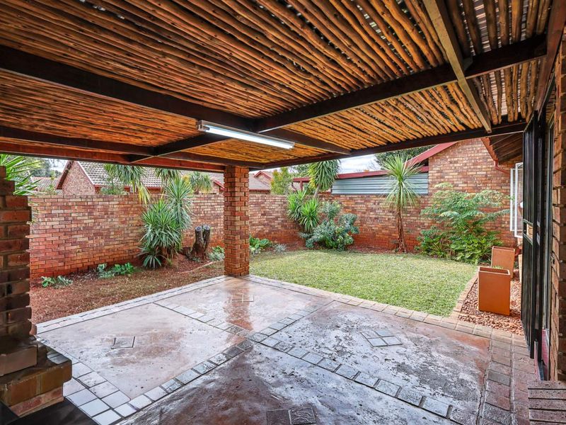Charming 2 Bedroom Townhouse in Secure Complex – Ideal for Homeowners & Investors Alike - Photo 6