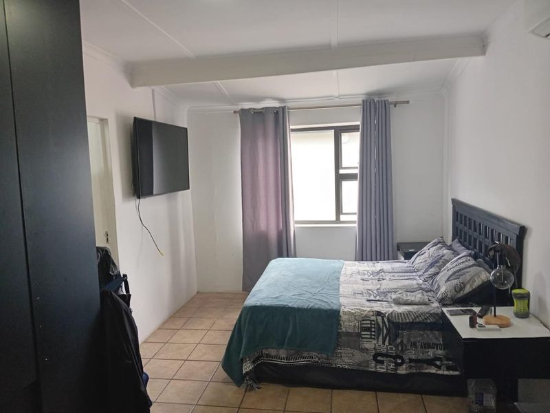 Spacious Veld En Vlei Home with Pool, Open-Plan Living, Double Garage - Photo 9