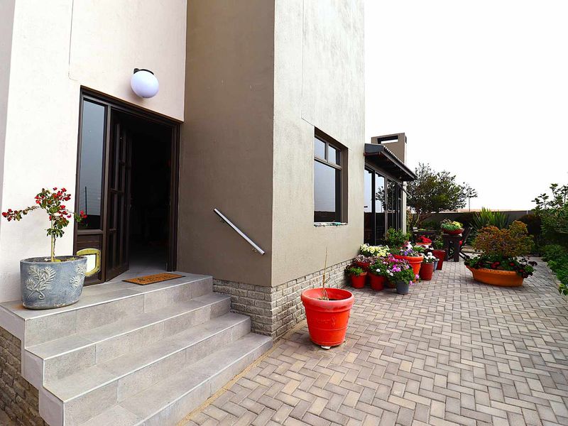 3-Bedroom Family Home with Flatlet for Sale in Swakopmund Namibia - Photo 4