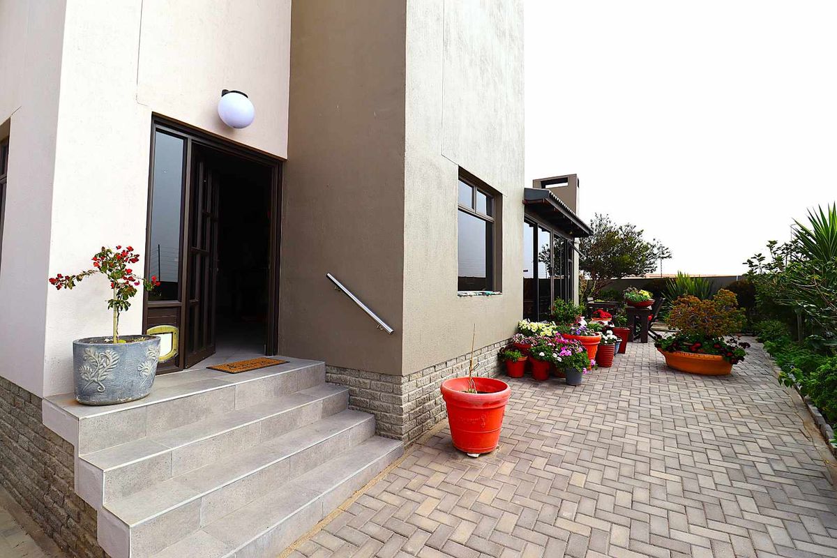 3-Bedroom Family Home with Flatlet for Sale in Swakopmund Namibia - Photo 4